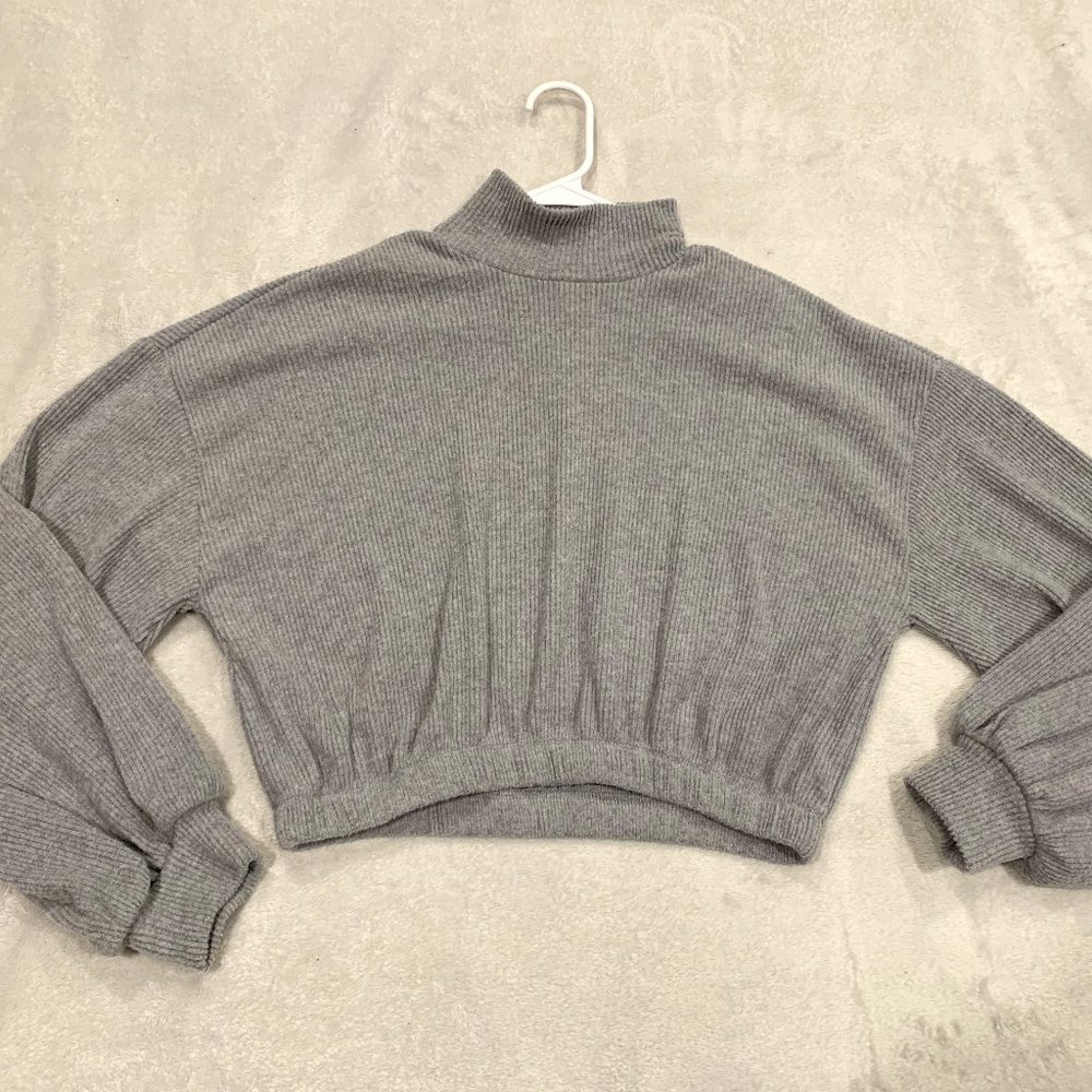 Forever 21 Size Large Grey Long Sleeve Turtleneck Cropped Top